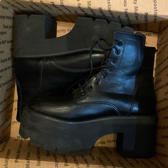 PLATFORM Boots - Picture 6 of 8